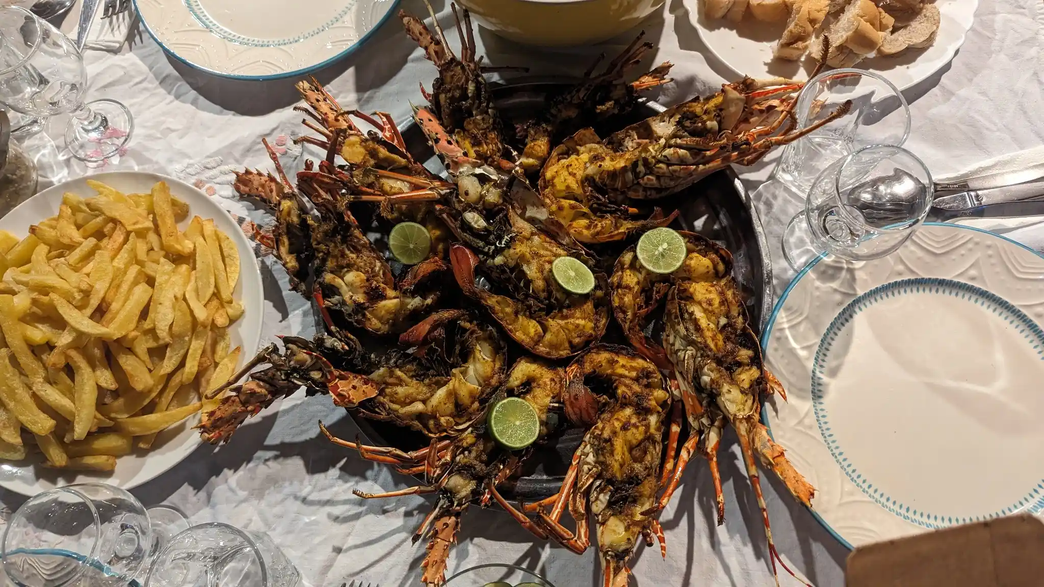 Langoustes grillées dégustées en saison à Nosy Mitsio, lors d’un séjour de pêche sportive à Madagascar