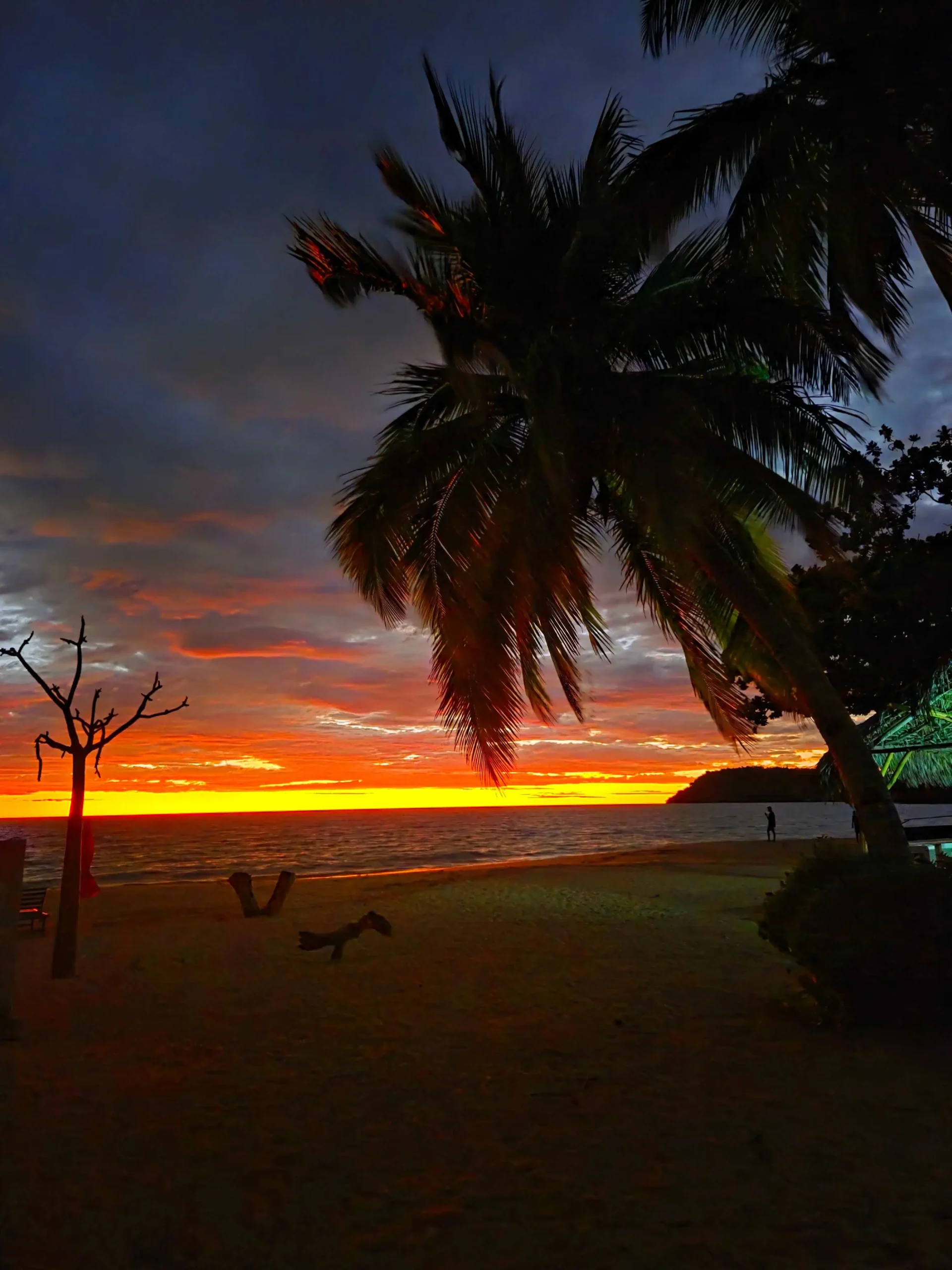 Coucher de soleil sur la plage de Nosy Mitsio, calme et quiétude après une journée de pêche, Madagascar est magique