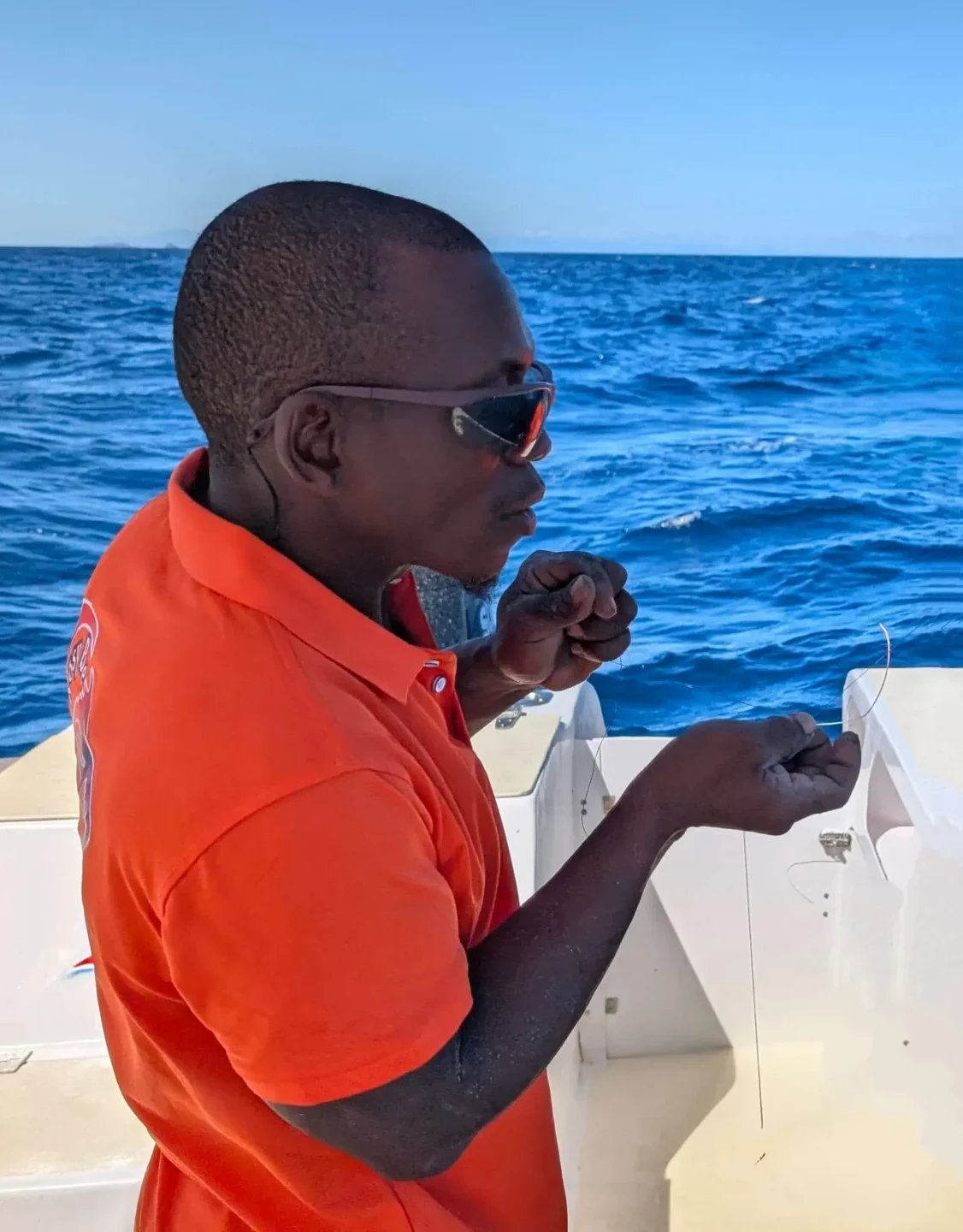 Raccord tresse-fluorocarbone réalisé par notre marin pendant un séjour de pêche à Nosy Mitsio