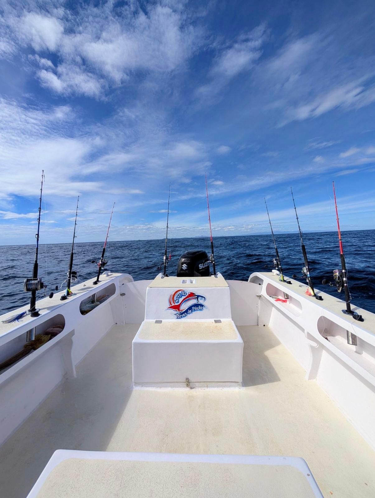 Matériel de pêche haut de gamme à bord, prêt pour une session de jig et popper à Nosy Mitsio