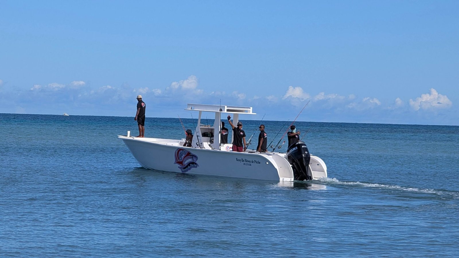 Sortie de pêche et navigation dans la zone Nosy Mitsio & Cap San Sébastien avec l'équipe au complet à bord du bateau