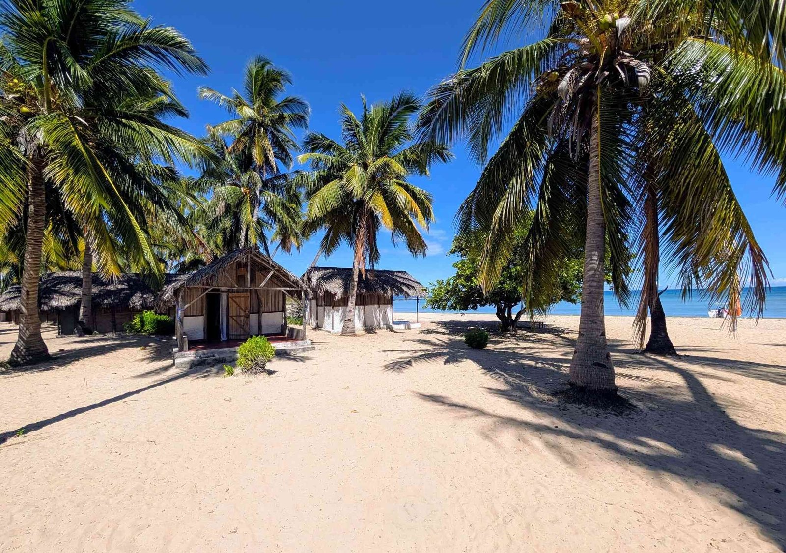 Sur la plage de Nosy Mitsio, nos bungalows chaleureux et authentiques pour savourer le calme après la pêche au gros