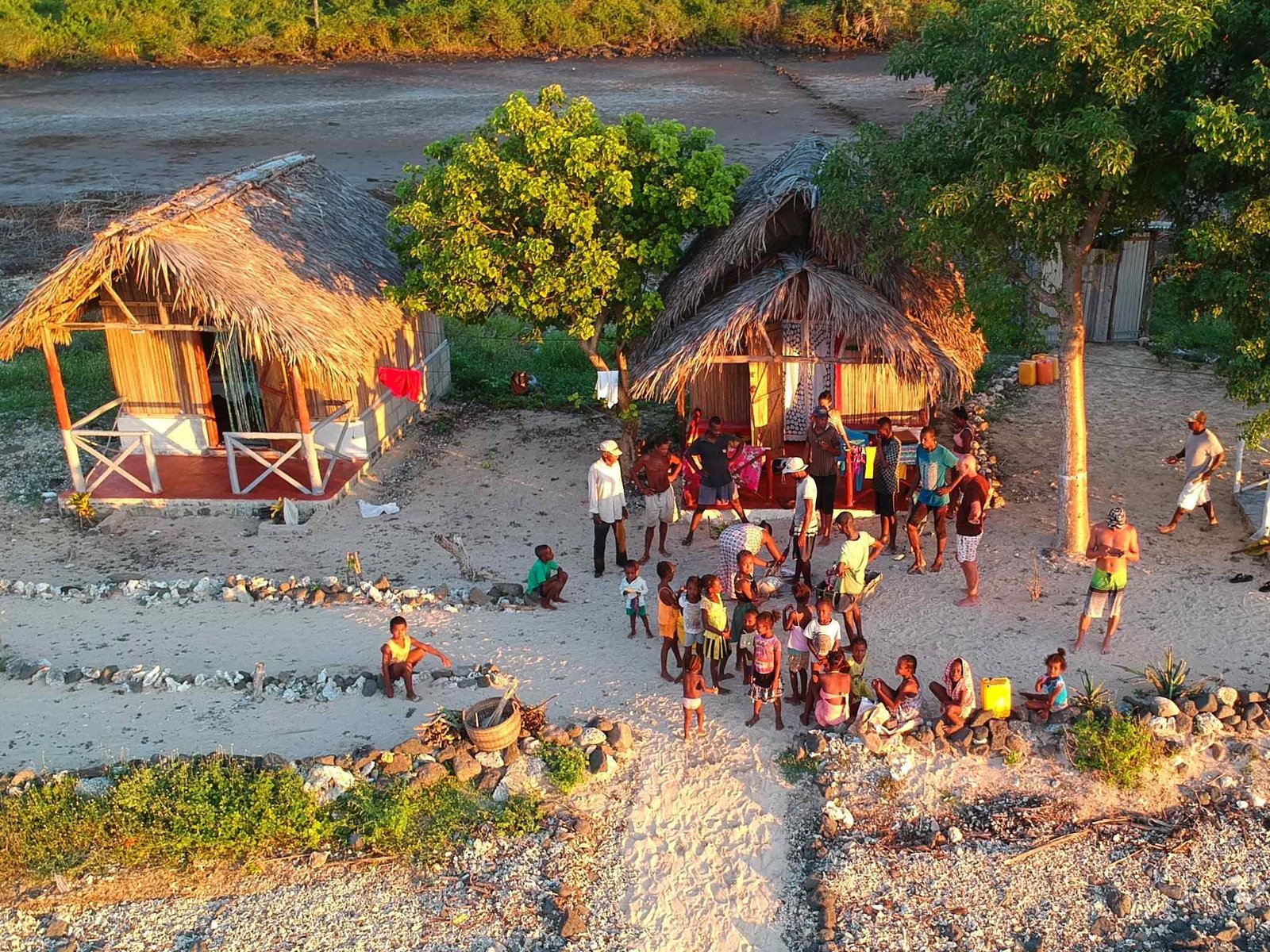 De nombreux enfants de Nosy Mitsio venus chercher du poisson frais après une journée de pêche sportive raisonnée