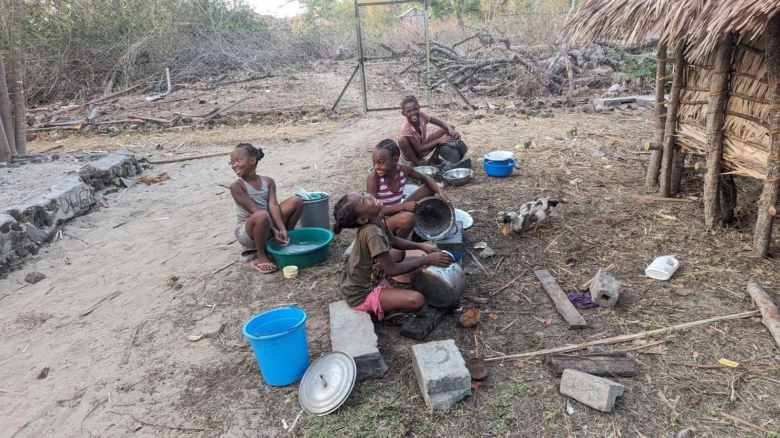 Scène de vie à Nosy Mitsio, où de jeunes filles accomplissent les tâches du quotidien dans la bonne humeur