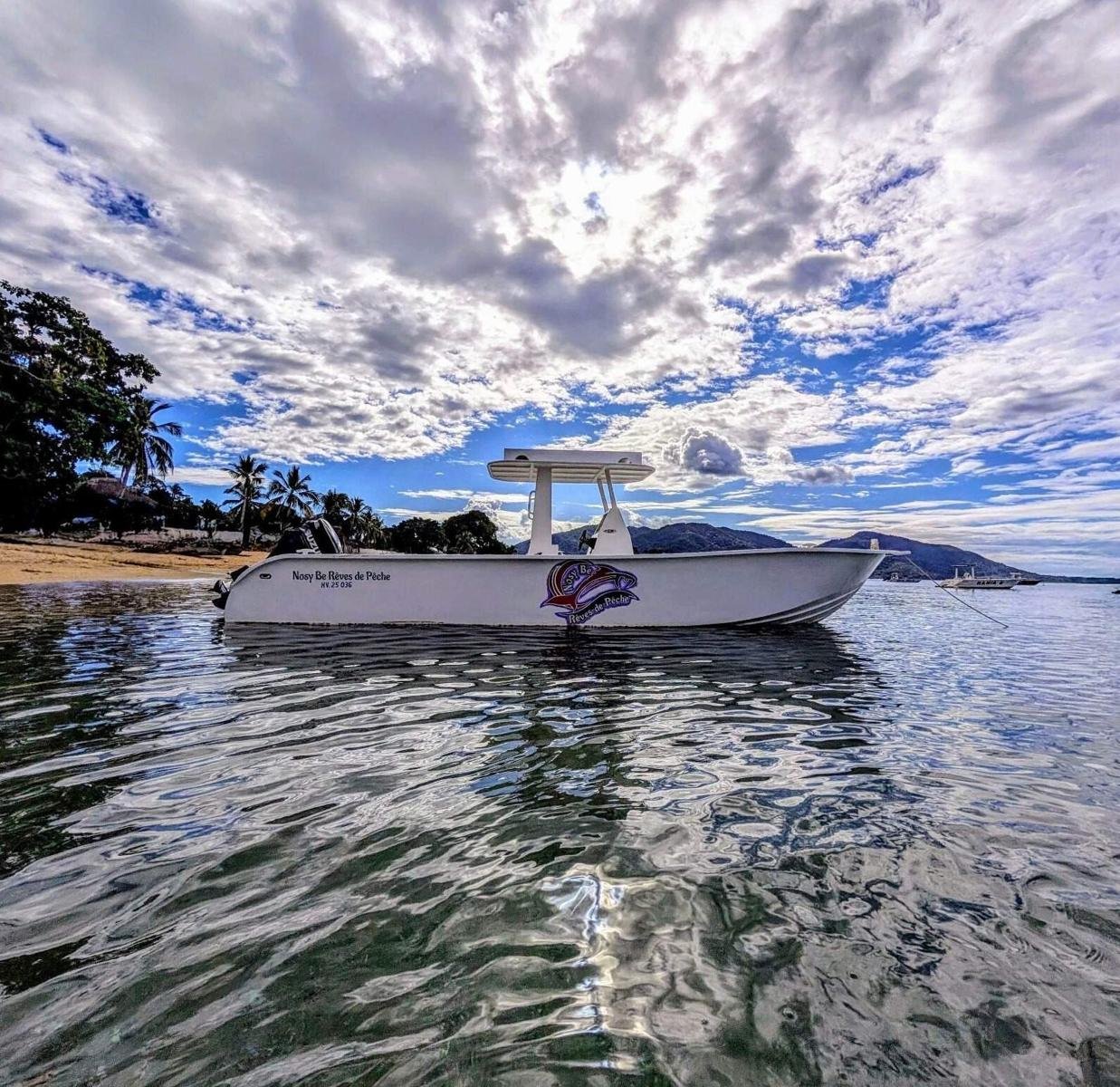 Bateau flambant neuf optimisé pour la pêche sportive au départ de Nosy Be, Madagascar