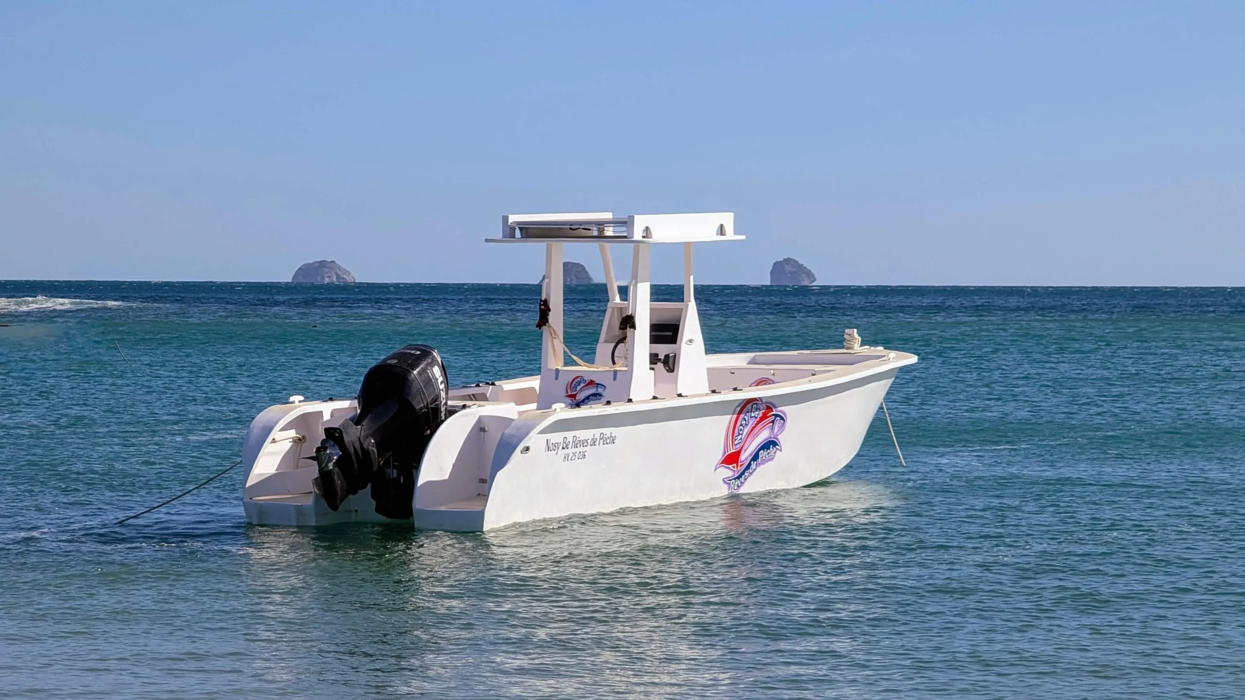 Bateau équipé d’un moteur Suzuki 250 CV pour la pêche sportive vers Nosy Mitsio et le Cap San Sébastien, Madagascar