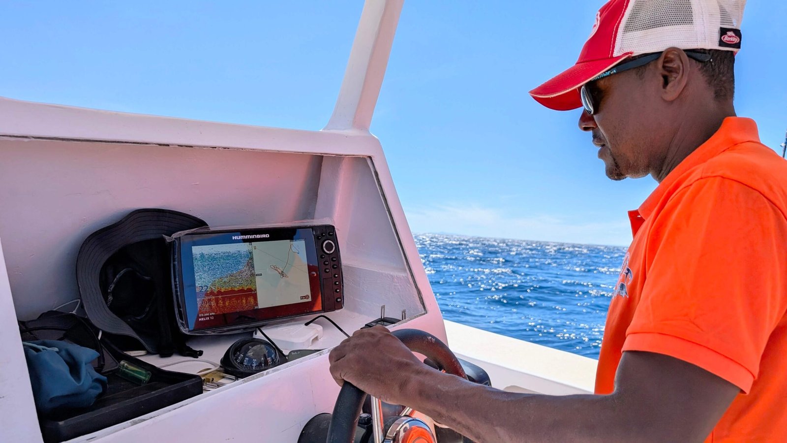 Tableau de bord équipé d’un combiné GPS-sondeur, compas et radio VHF pour la navigation et la pêche au large à Madagascar