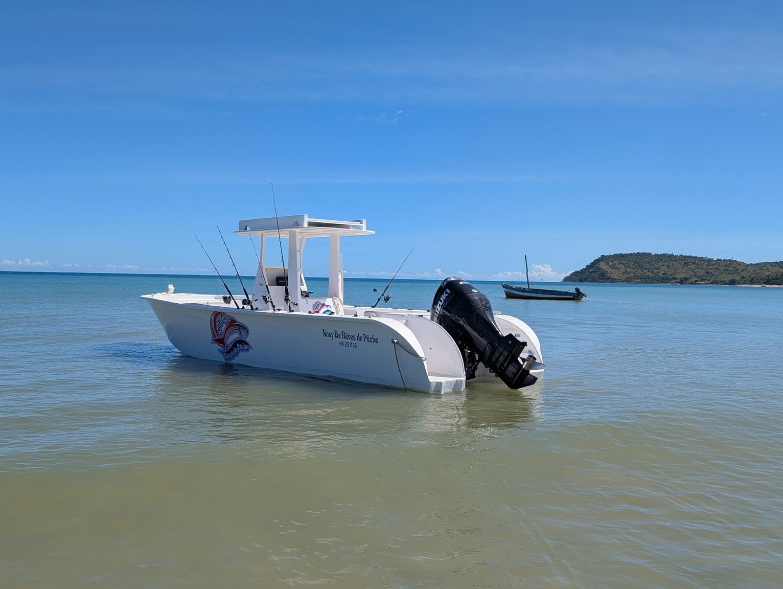 Bateau équipé d’un moteur Suzuki 250 CV pour la pêche sportive vers Nosy Mitsio et le Cap San Sébastien, Madagascar