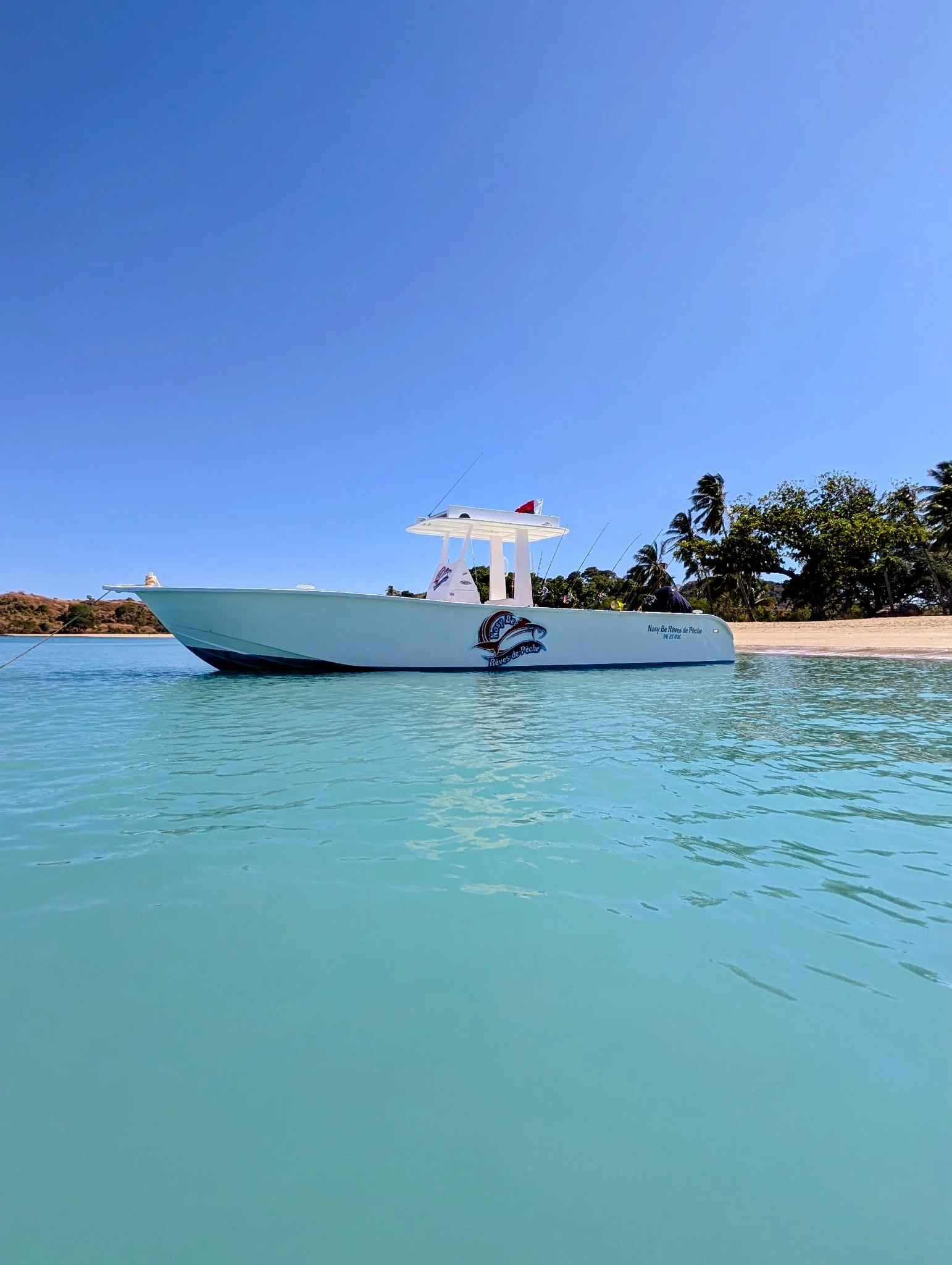 Bateau en résine de 10 m conçu pour la pêche au gros à Madagascar, au départ de Nosy Be