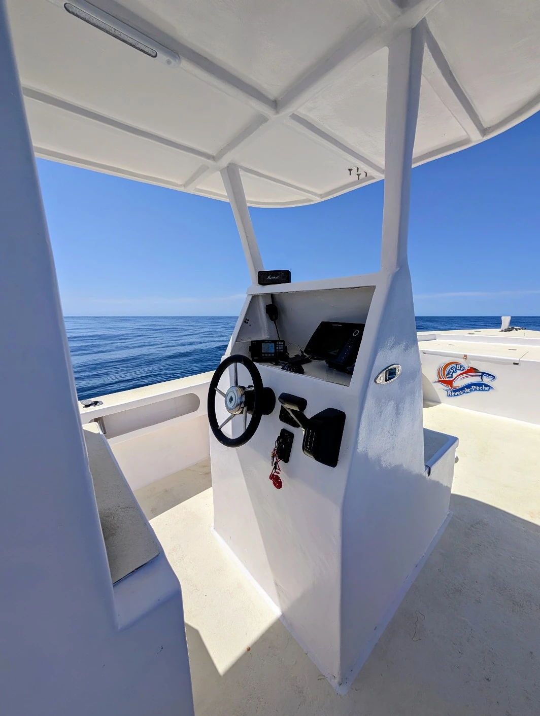 Tableau de bord équipé pour la navigation et la pêche au gros à Madagascar