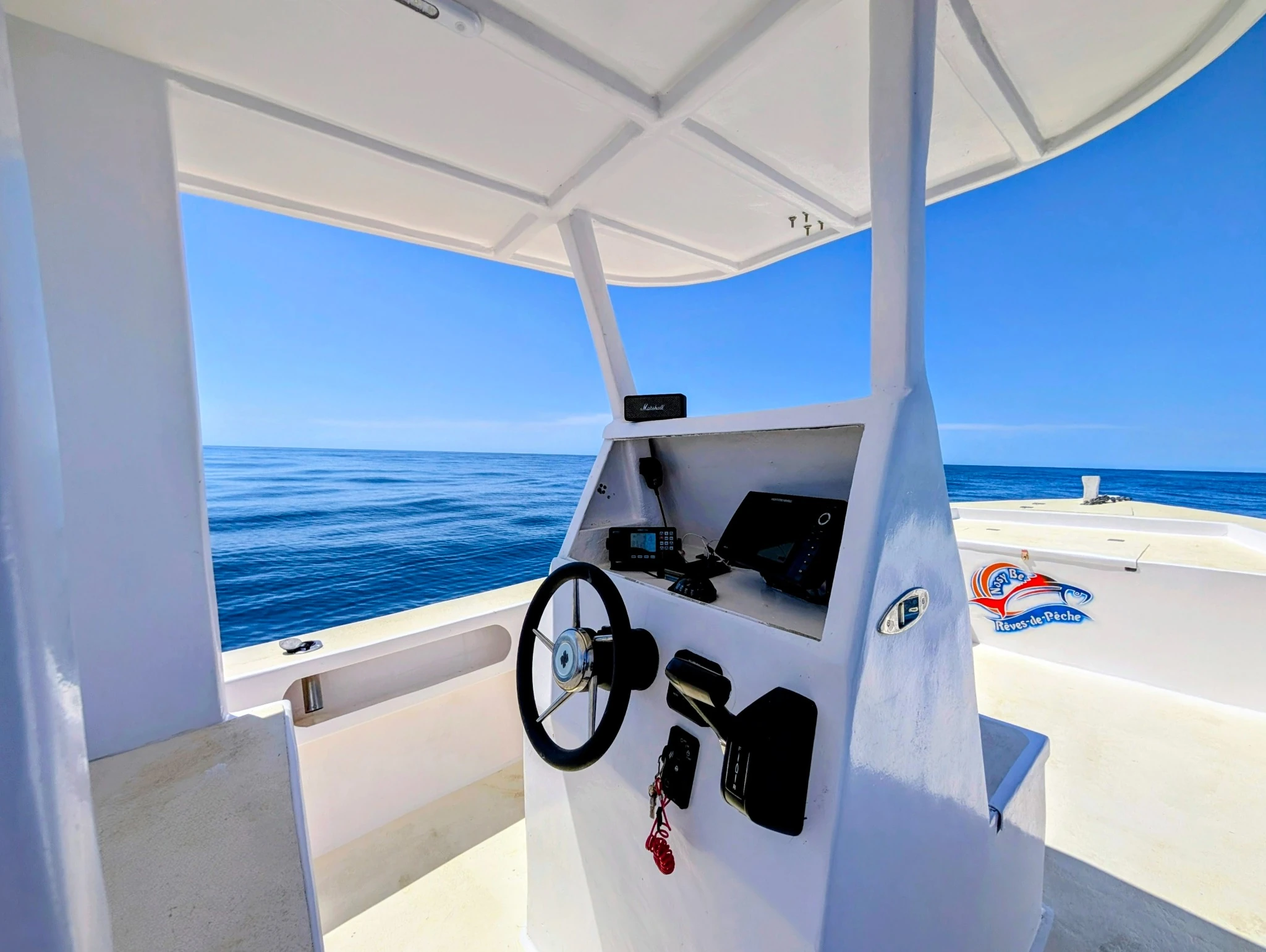 Tableau de bord équipé pour la navigation et la pêche au gros à Madagascar