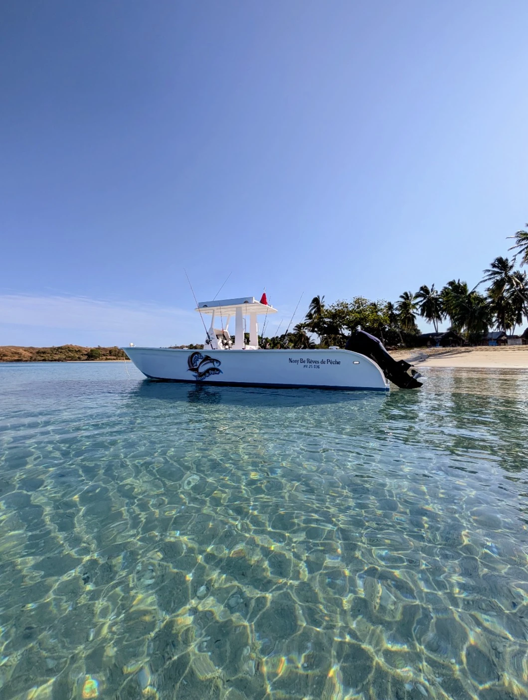 Bateau équipé d’un moteur Suzuki 250 CV pour la pêche sportive vers Nosy Mitsio et le Cap San Sébastien, Madagascar