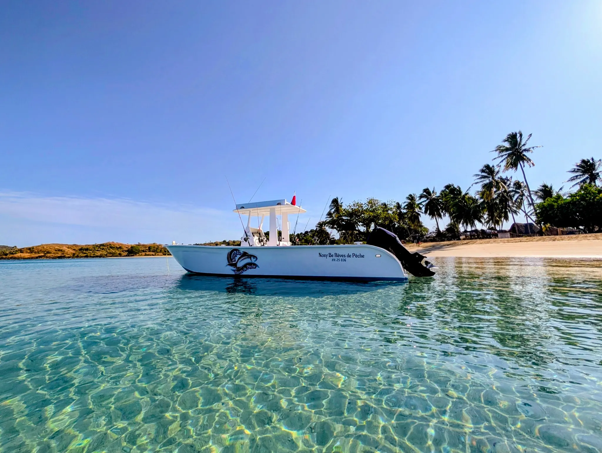 Bateau équipé d’un moteur Suzuki 250 CV pour la pêche sportive vers Nosy Mitsio et le Cap San Sébastien, Madagascar