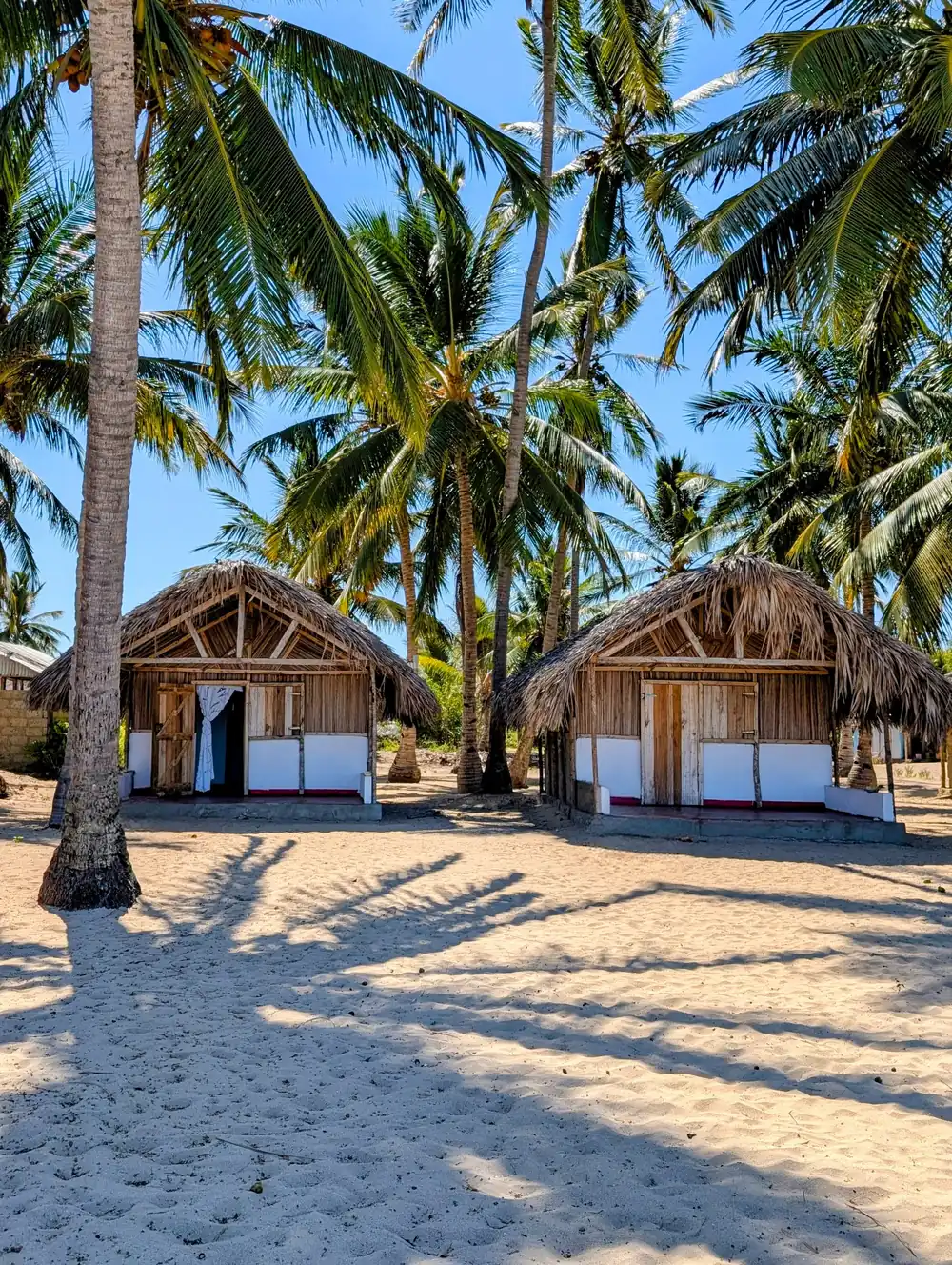 Nos bungalows traditionnels en bord de plage à Nosy Mitsio, authenticité au cœur de Madagascar