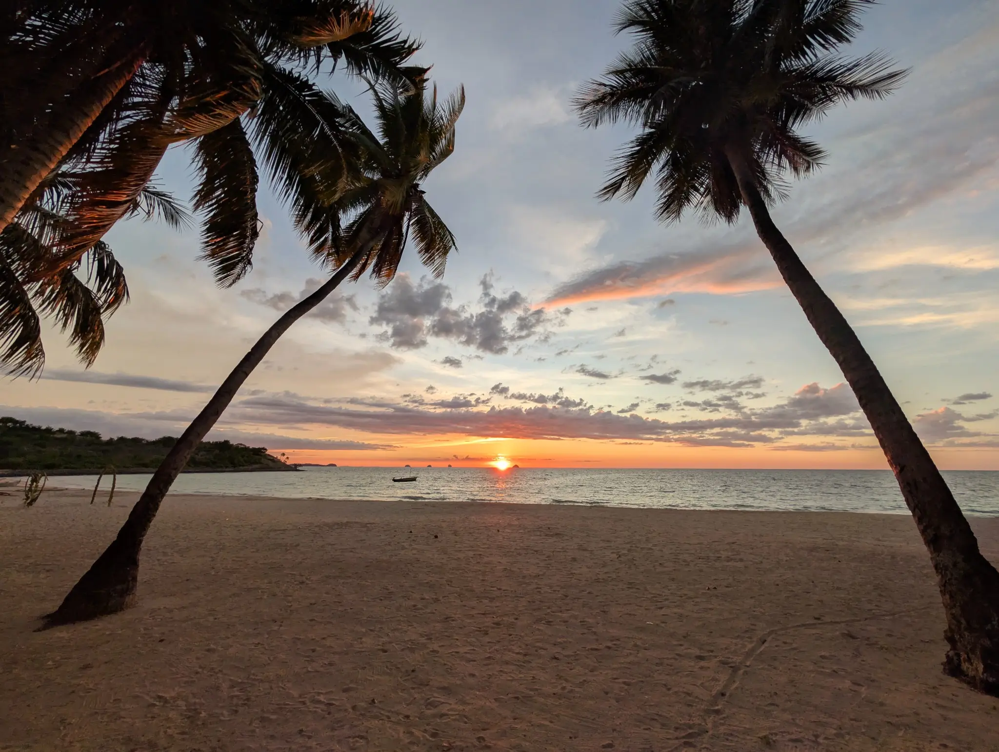 Coucher de soleil sur la plage de Nosy Mitsio lors de nos séjours de pêche à Madagascar