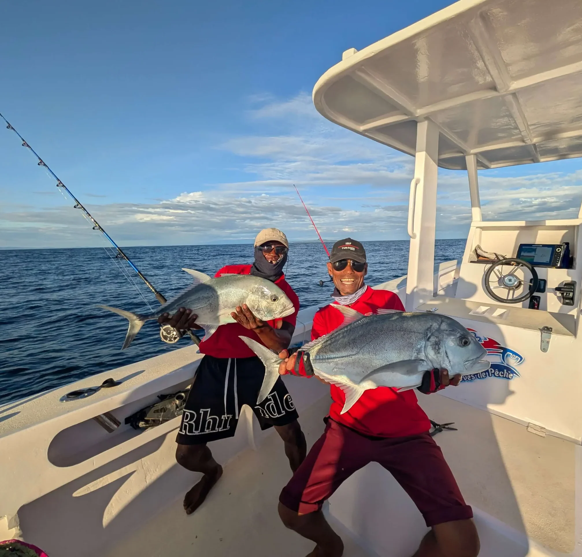 Double prise au jig d’une carangue gros-yeux et d’une GT, relâchées près du Cap San Sébastien, Madagascar