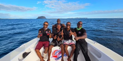 Il team di Nosy Be Rêves de Pêche riunito a bordo per il rodaggio della barca vicino a Nosy Mitsio, Madagascar