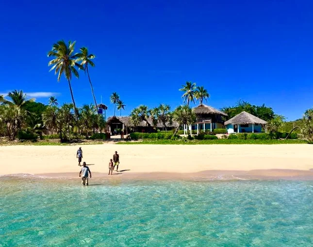 Vue sur la plage du Mitsio Paradise, point de départ pour la pêche au gros depuis Nosy Mitsio
