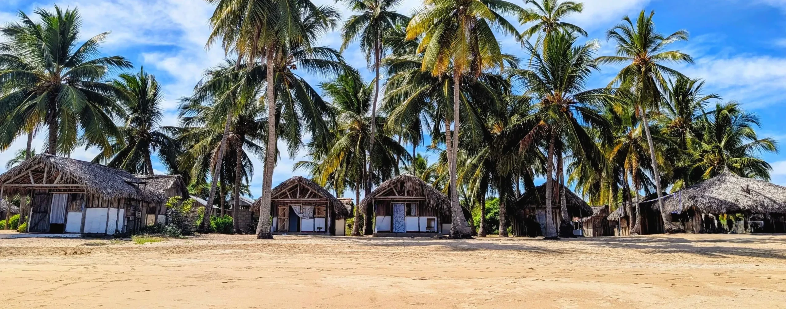 Bungalows en bord de mer à Nosy Mitsio, installés directement sur la plage sous les cocotiers