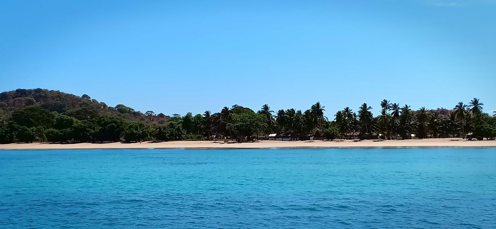 Plage sauvage et et mer turquoise de Nosy Mitsio, à Madagascar, loin du tourisme de masse