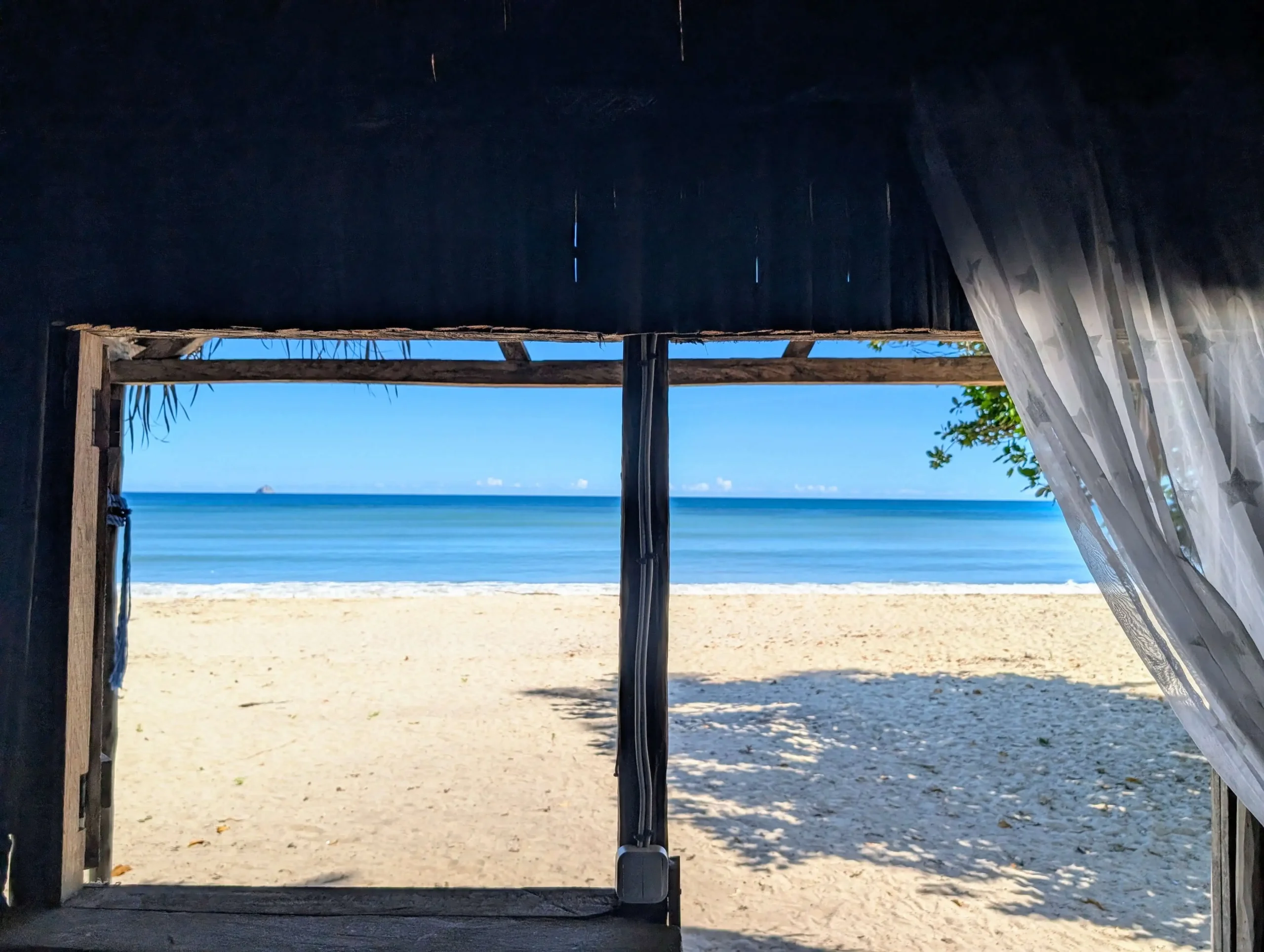 Vue matinale depuis un bungalow sur la plage à Nosy Mitsio, avant une sortie de pêche sportive