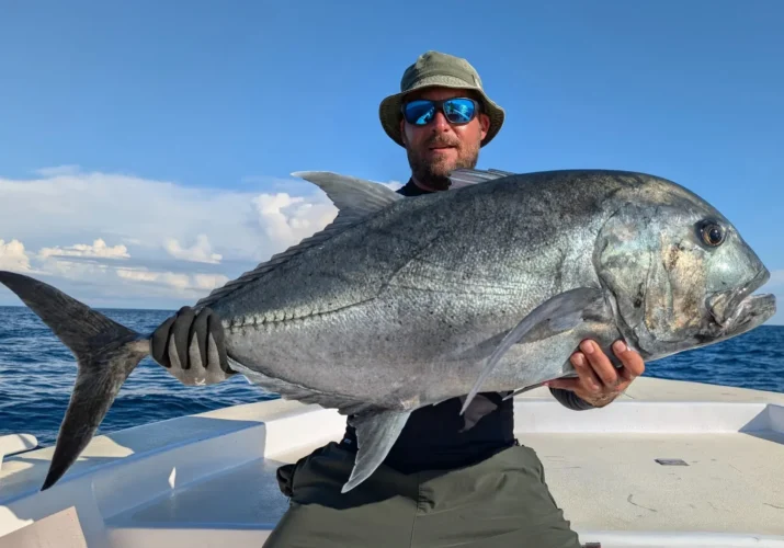 Dans l'archipel des Mitsio à Madagasar, grosse carangue GT capturée au popper