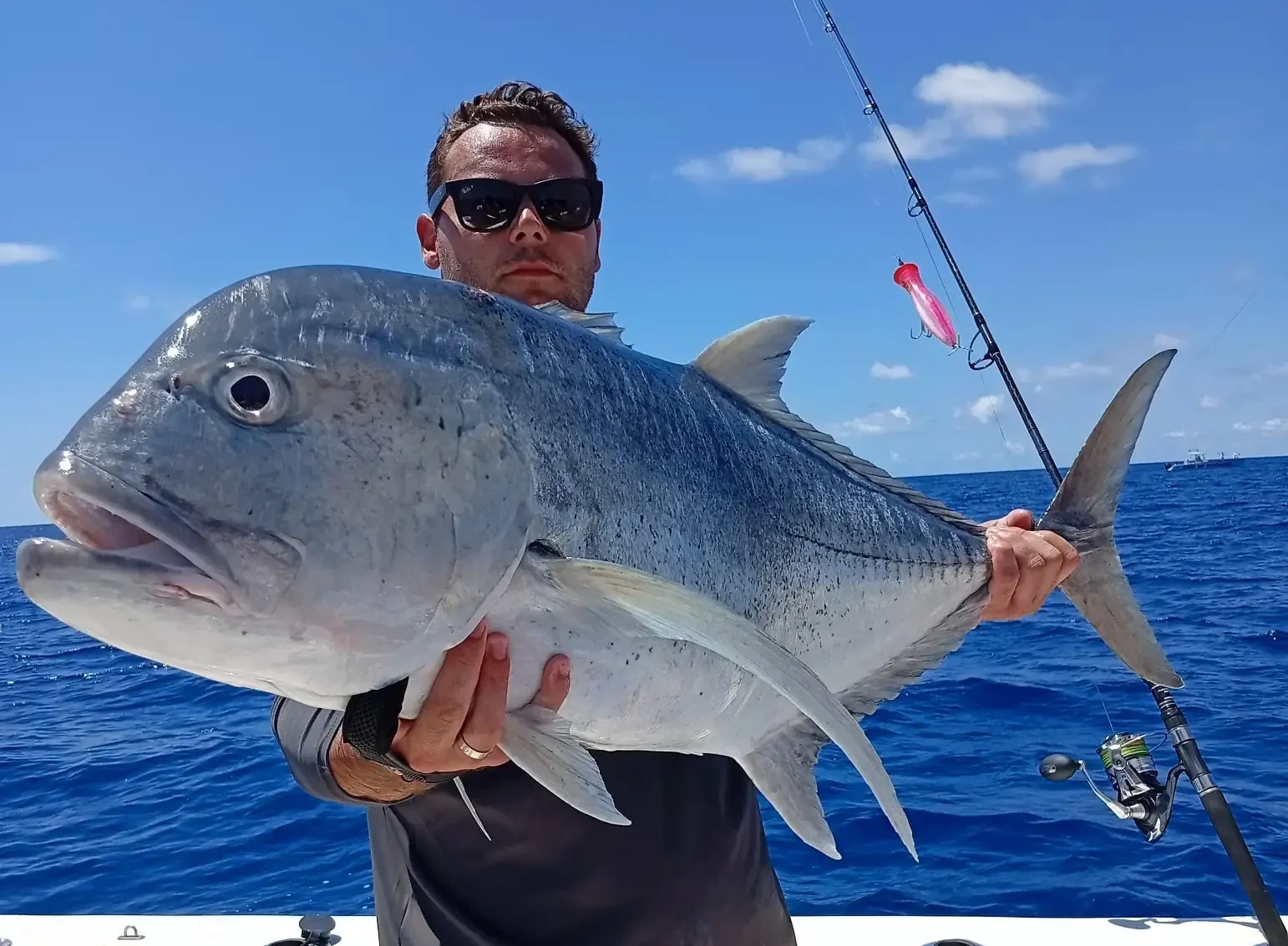 Pêche au gros depuis Nosy be au Banc du Grand Castor : carangue GT au popper