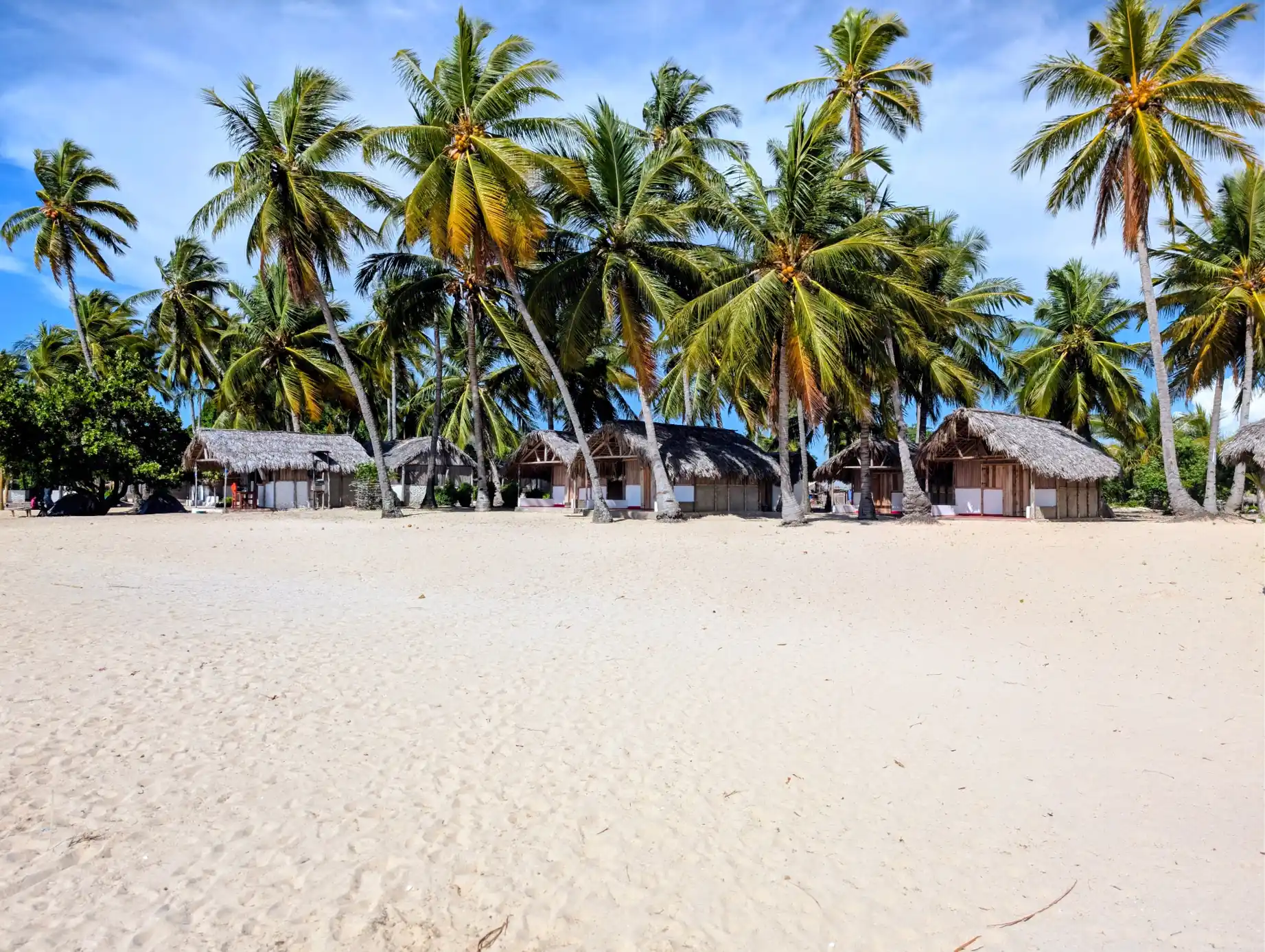 Des bungalows authentiques sur une plage paradisiaque de Nosy Mitsio, Madagascar