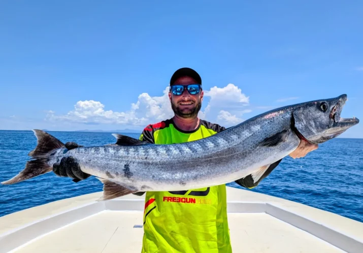 Gros barracuda capturé au popper à Nosy Mitsio, Madagascar