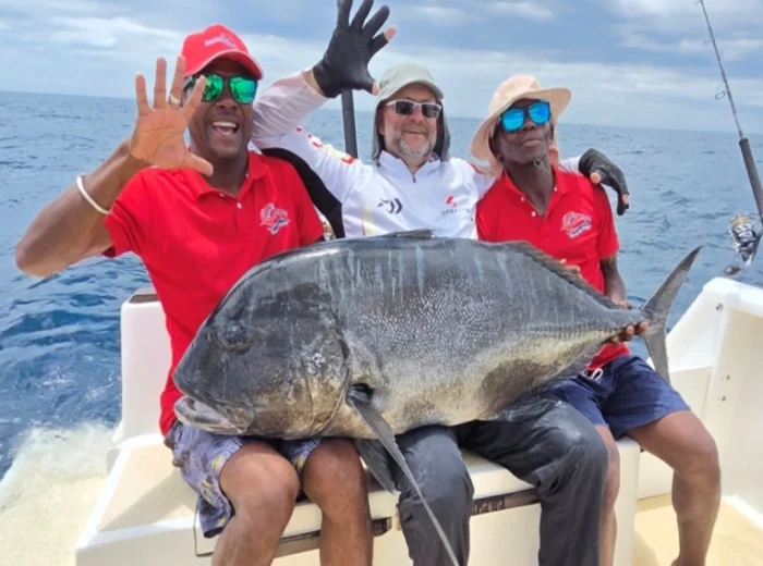 Carangue GT pêchée à Madagascar Une énorme carangue GT pêchée à Nosy Mitsio, Madagascar