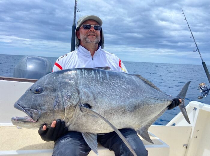 Enorme carangue à Nosy Mitsio La pêche à Madagascar dans toute sa splendeur, énorme GT prise au popper à Nosy Mitsio