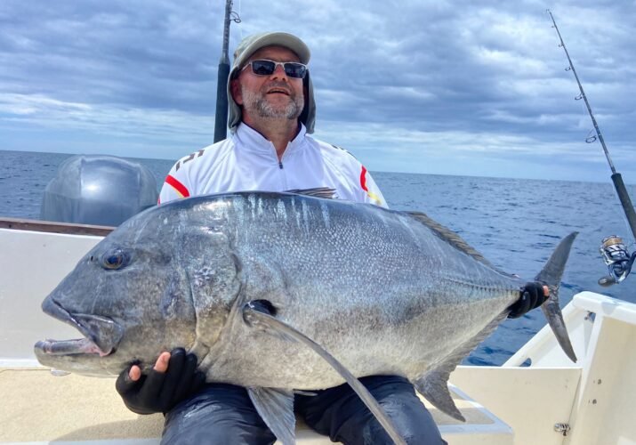 La pêche à Madagascar dans toute sa splendeur, énorme GT prise au popper à Nosy Mitsio