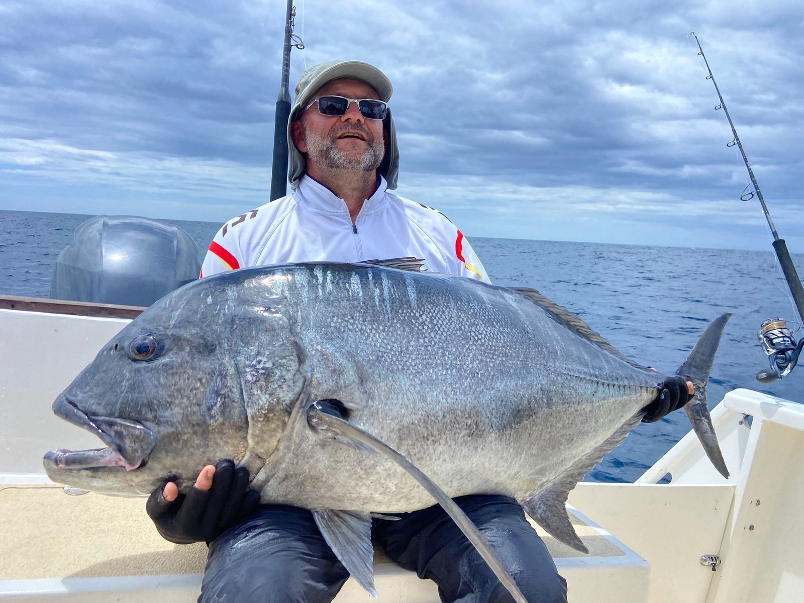 La pêche à Madagascar dans toute sa splendeur, énorme GT prise au popper à Nosy Mitsio