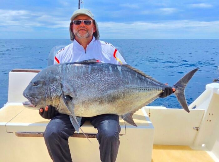 Enorme carangue GT pêchée à Nosy Mitsio La pêche à Madagascar est unique : énorme GT pêchée à Nosy Mitsio