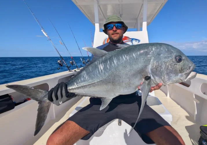 Aux abords du Cap San Sébastien à Madagascar, une superbe carangue GT au popper