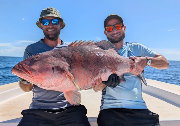 Un superbe mérou capturé au jig à Nosy Mitsio, Madagascar