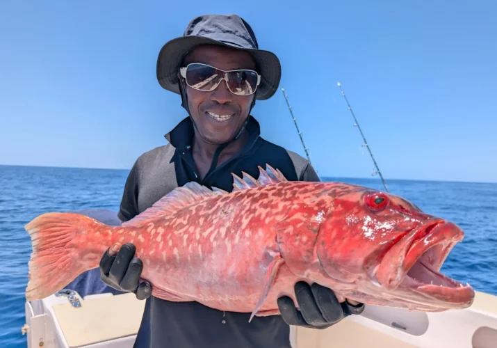 Un joli mérou capturé puis relâché à Nosy Mitsio, Madagascar