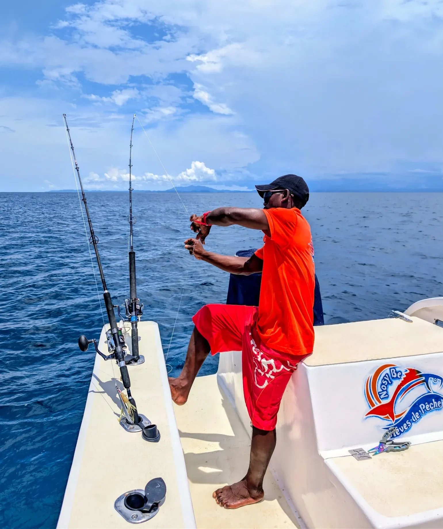 Black le marin de Nosy Be Rêves de Pêche qui réalise un noeud FG