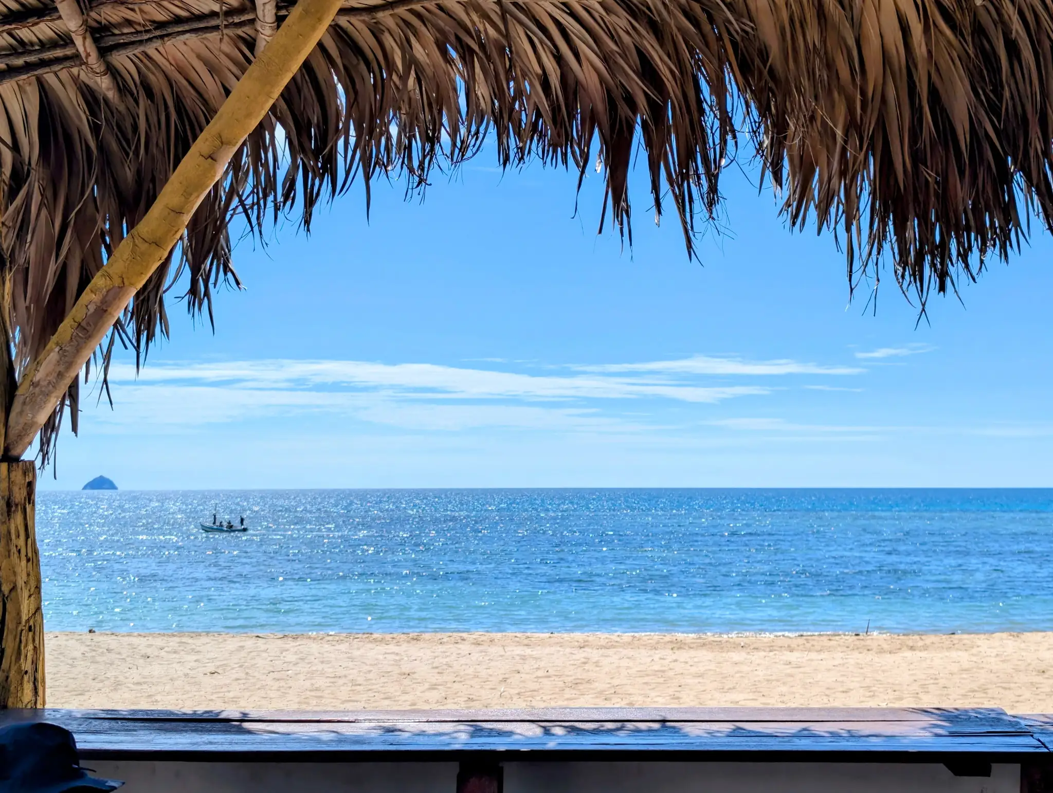 Vue du restaurant sur une plage paradisiaque de Nosy Mitsio, Madagascar