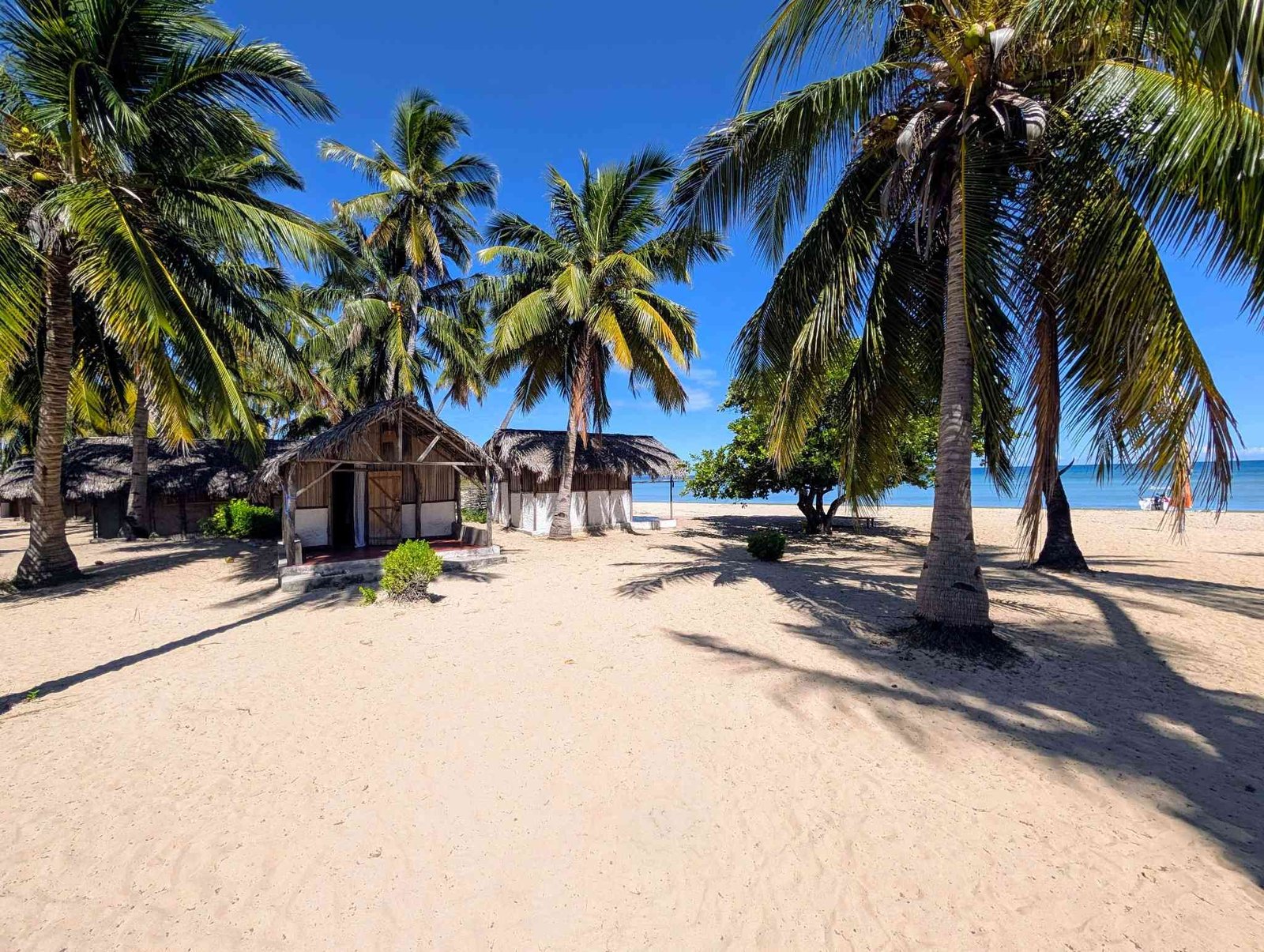 Plage sauvage et mer turquoise de Nosy Mitsio, à Madagascar, loin du tourisme de masse