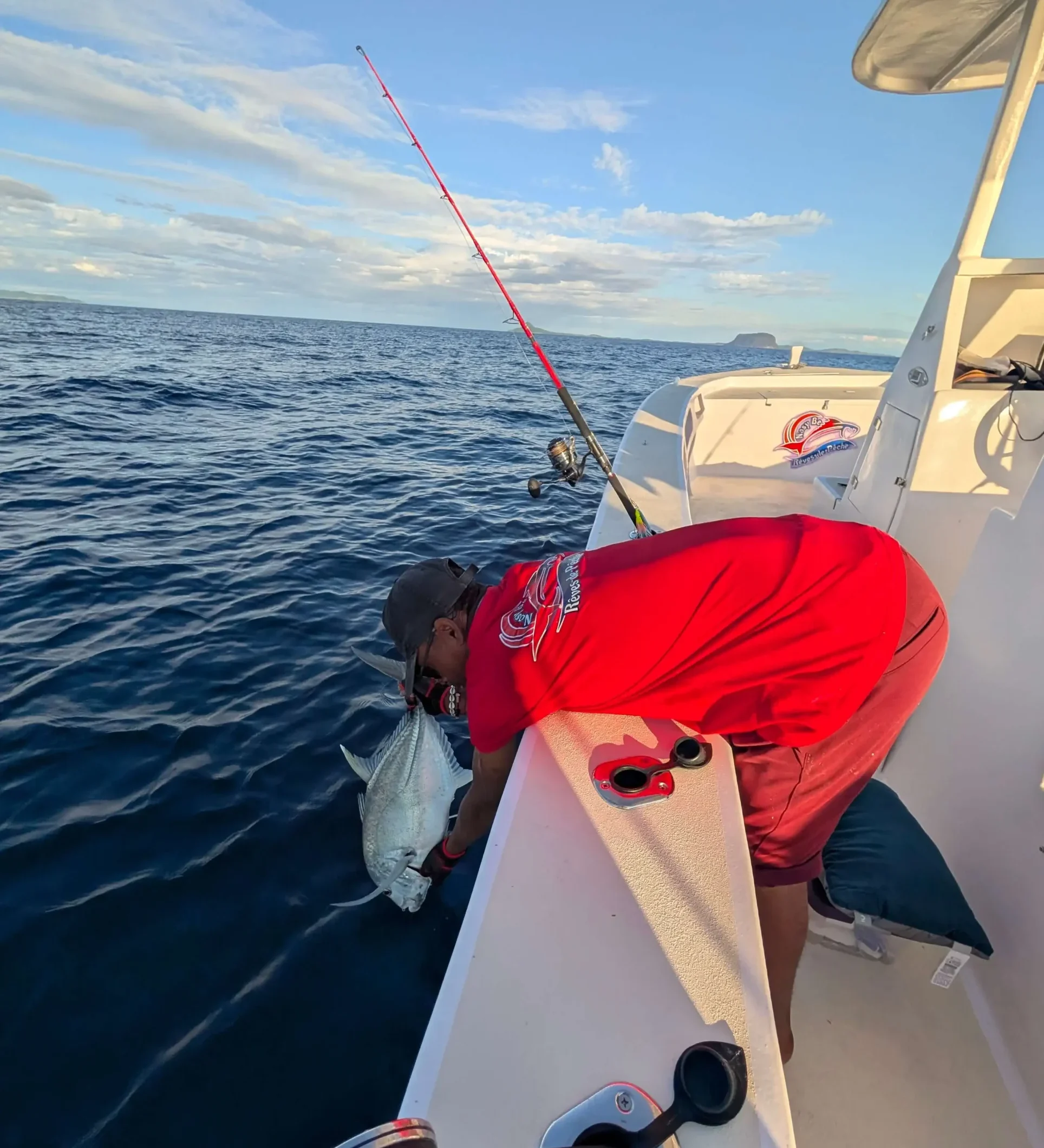 Prise et relâcher d'une carangue GT aux abords de Nosy Mitsio, Madagascar