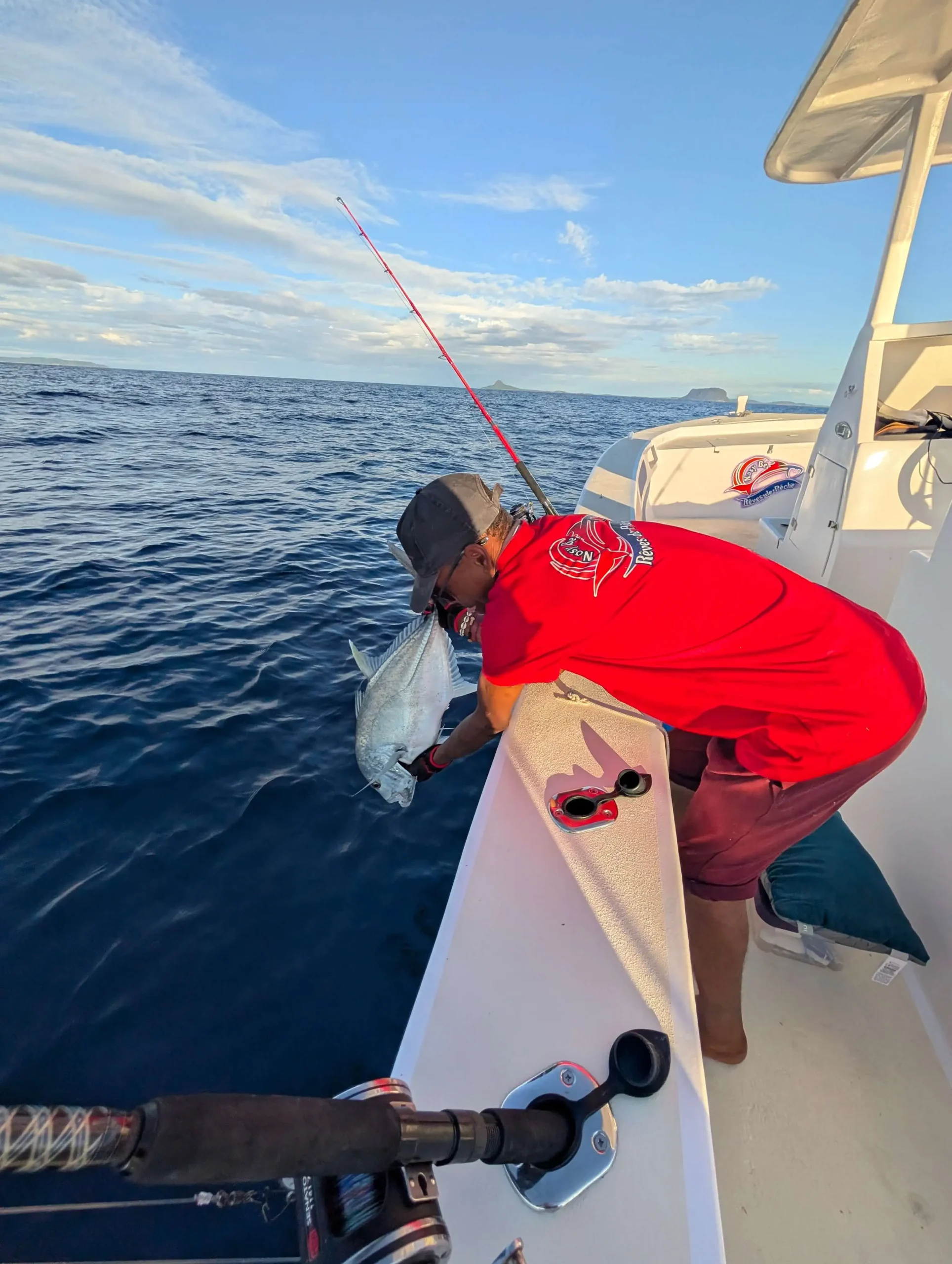 Prise et relâcher d'une carangue GT aux abords de Nosy Be, Madagascar
