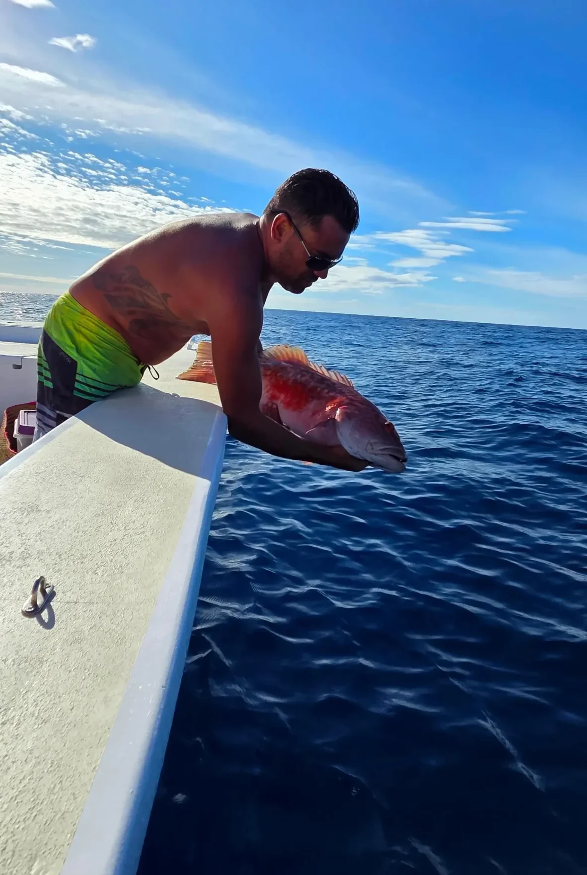 Catch and release d’un Mérou croissant queue jaune à Nosy Mitsio, Madagascar