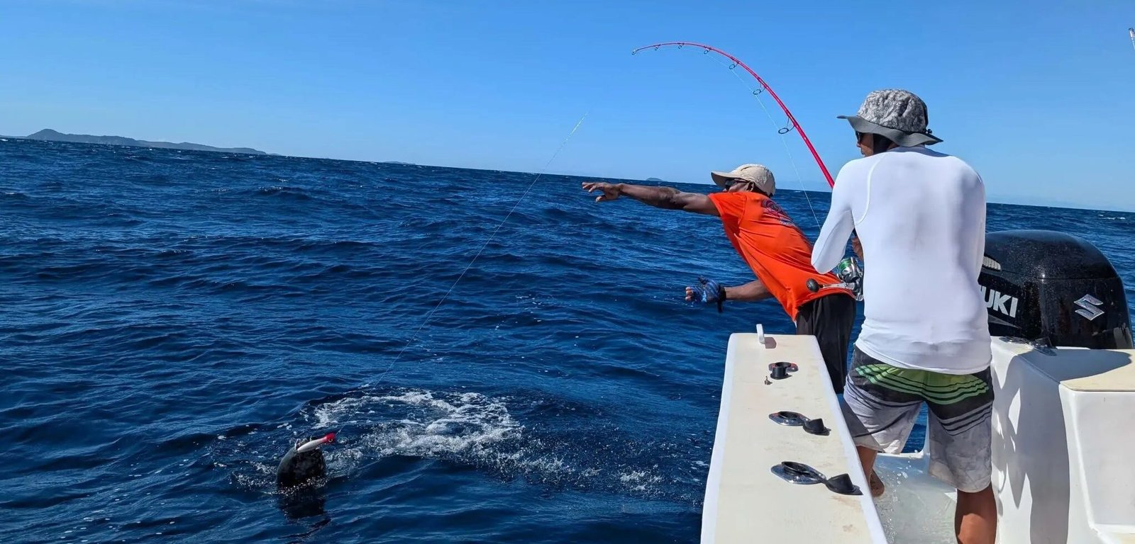 Capture d’une carangue au popper lors d’une sortie à la journée depuis Nosy Be, Madagascar
