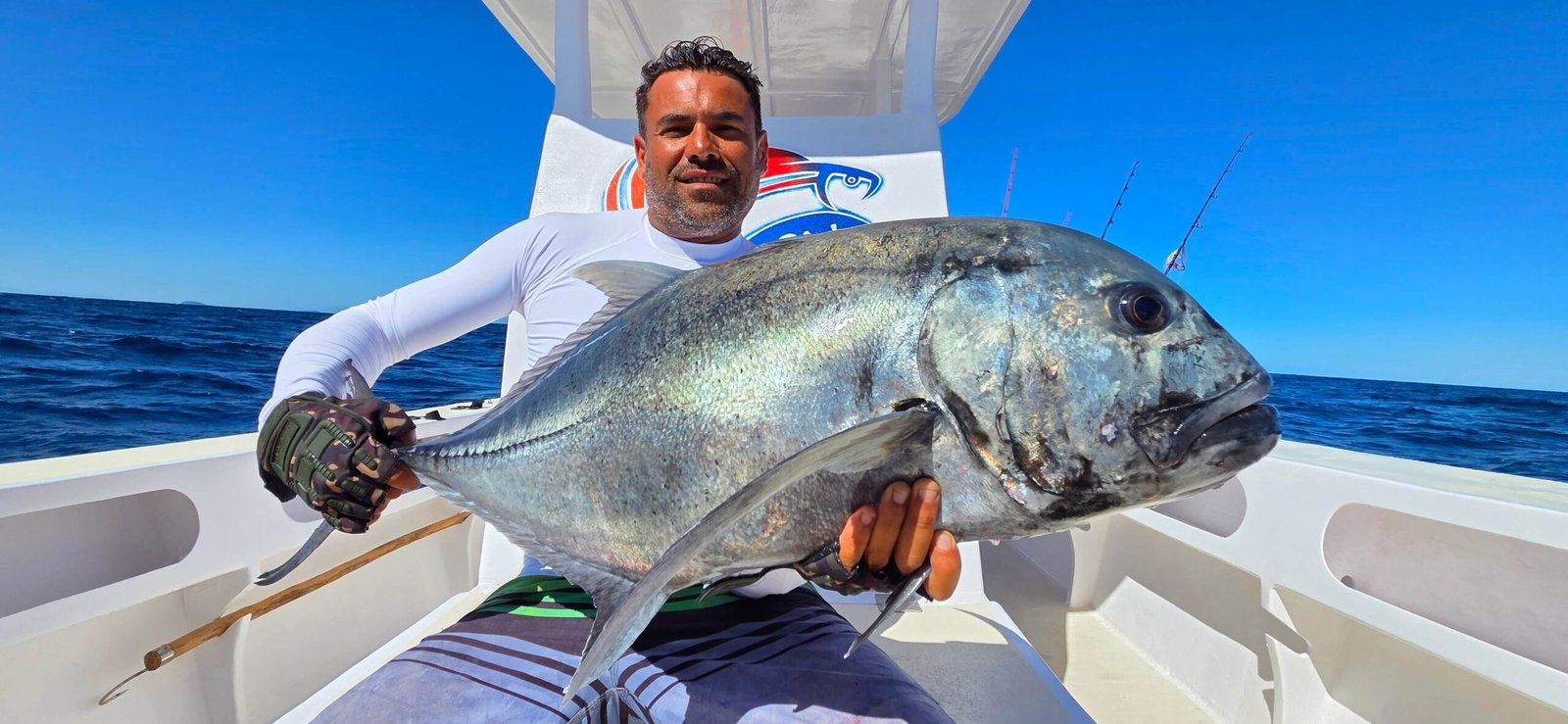 Carangue GT de 16 kg prise au popper près du Cap San Sébastien, avec le soutien de l’équipe Nosy Be Rêves de Pêche