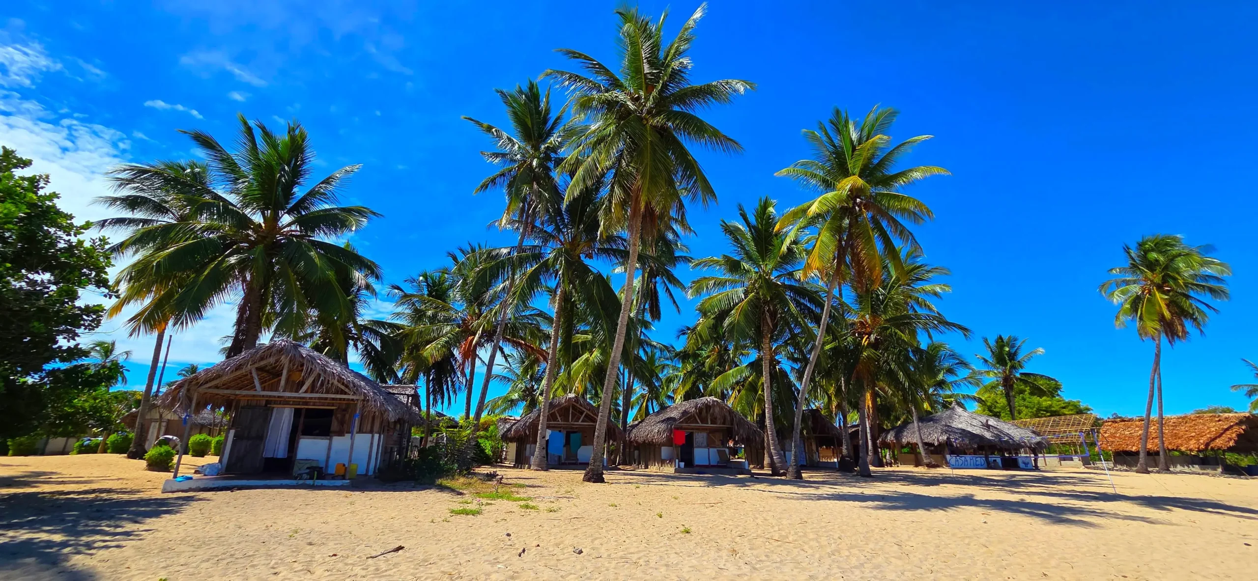 Nos bungalows traditionnels en bord de plage à Nosy Mitsio, confort simple et authenticité au cœur de Madagascar