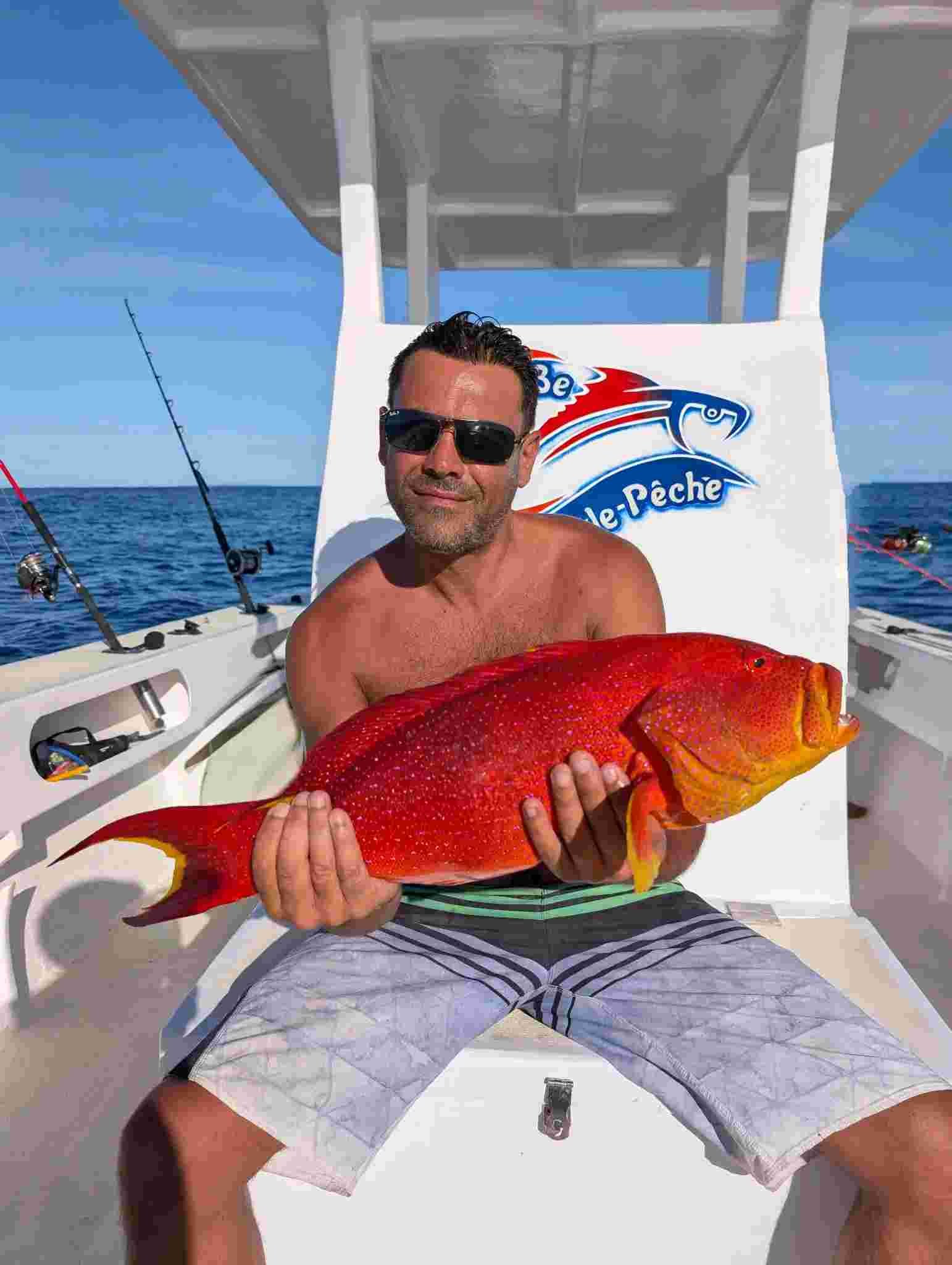 Prise au jig puis relâcher d’un mérou Mérou croissant queue jaune à Nosy Mitsio, Madagascar