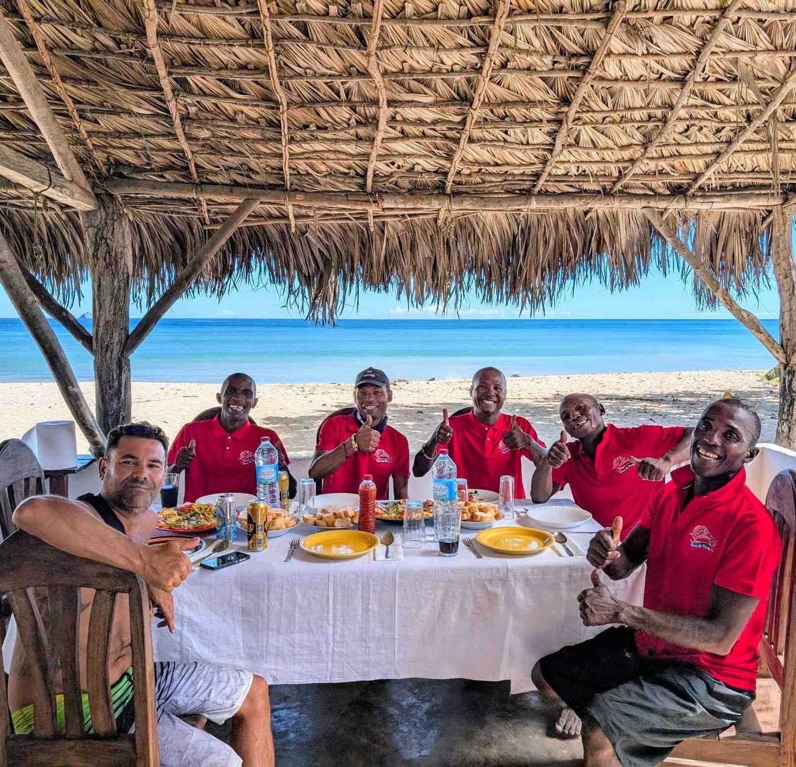 Pause déjeuner sous paillote entre deux sessions de pêche, dans le respect du timing journalier à Madagascar
