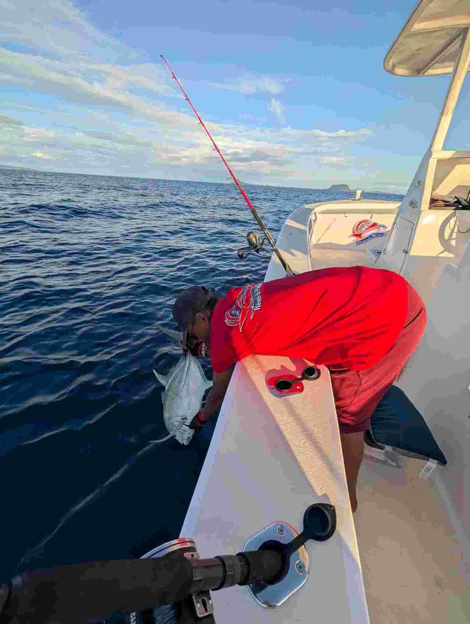 Prise et relâcher d'une carangue GT aux abords de Nosy Mitsio, Madagascar